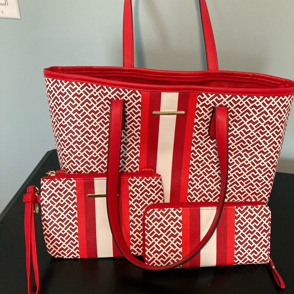 Tote bag with matching wallet and makeup bag. Very good condition.